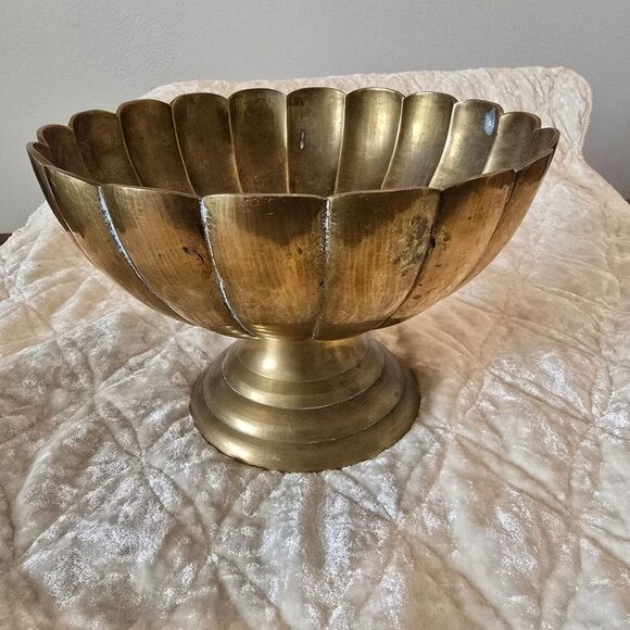 Vintage Decorative Brass Scallop Edge Pedestal Dish. Catch all Bowl - Picture 6 of 16